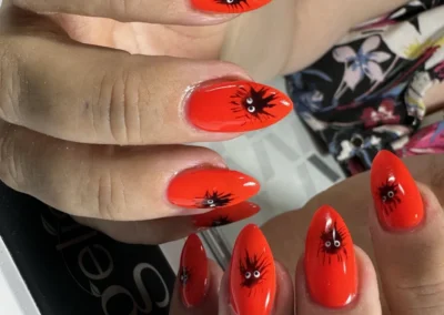 Raquel centro de uñas rojo bichitos